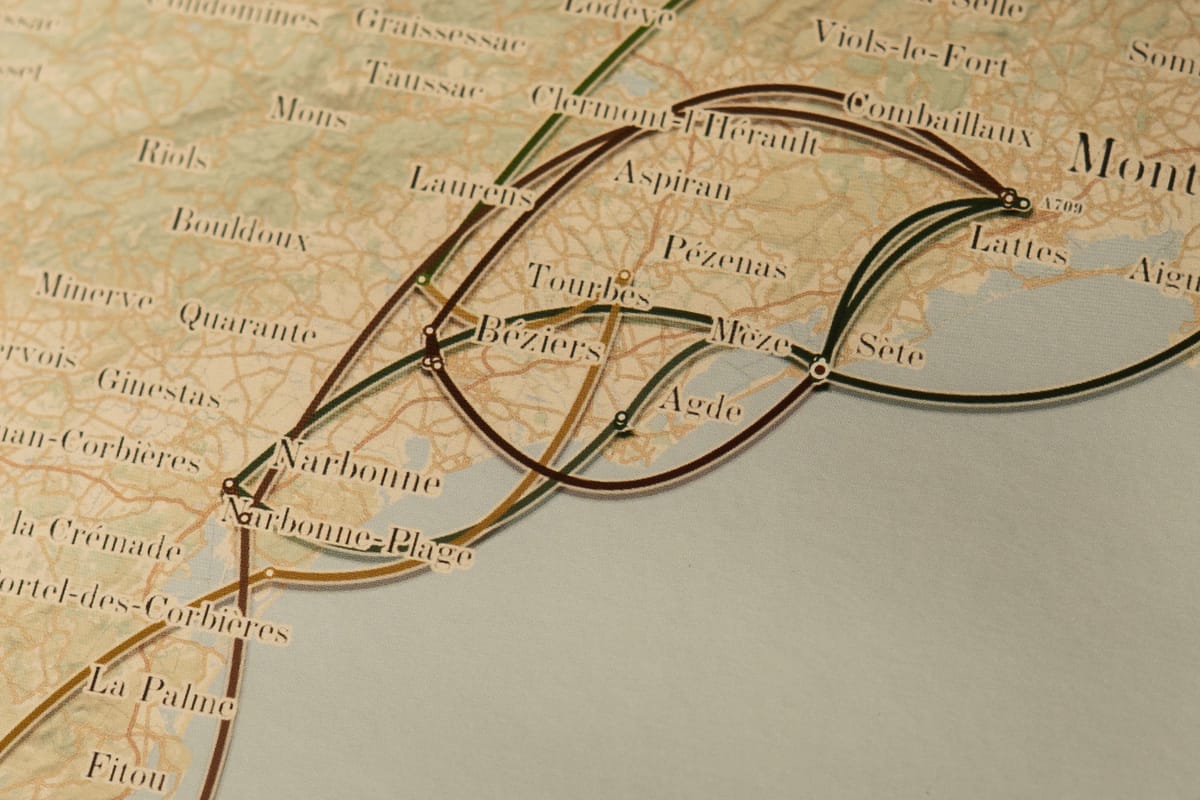The route line close up &mdash; Narbonne, B&eacute;ziers, Agde, S&egrave;te. Every stop a node, every journey its own colour